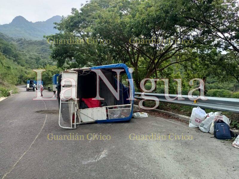 17 HERIDOS DEJA VOLCADURA DE UNA CAMIONETA PASAJERA