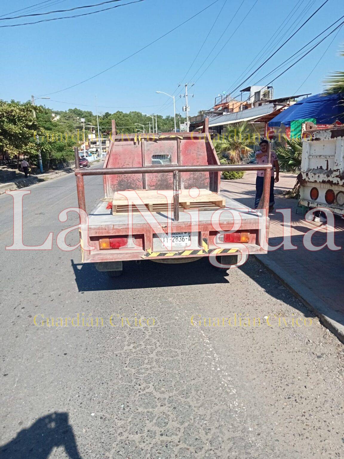 Camionetas de carga protagonizan choque