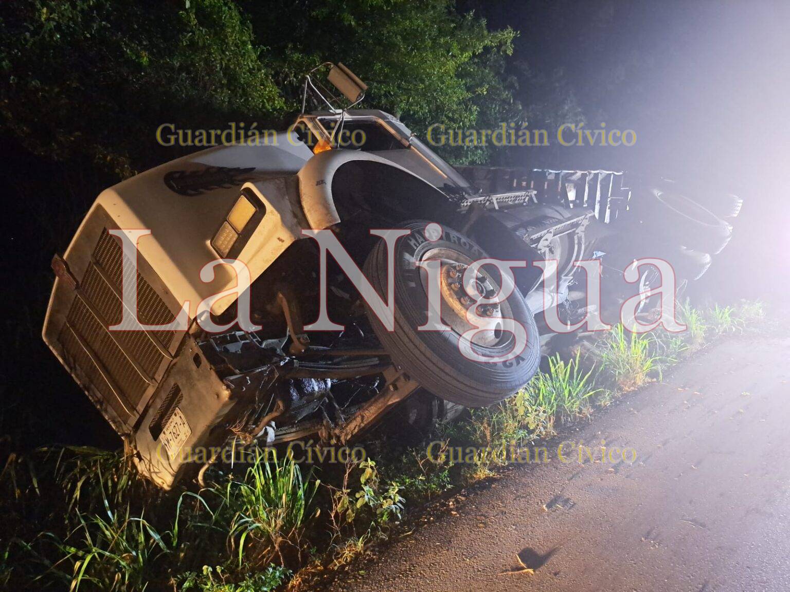 Vuelca camión materialista