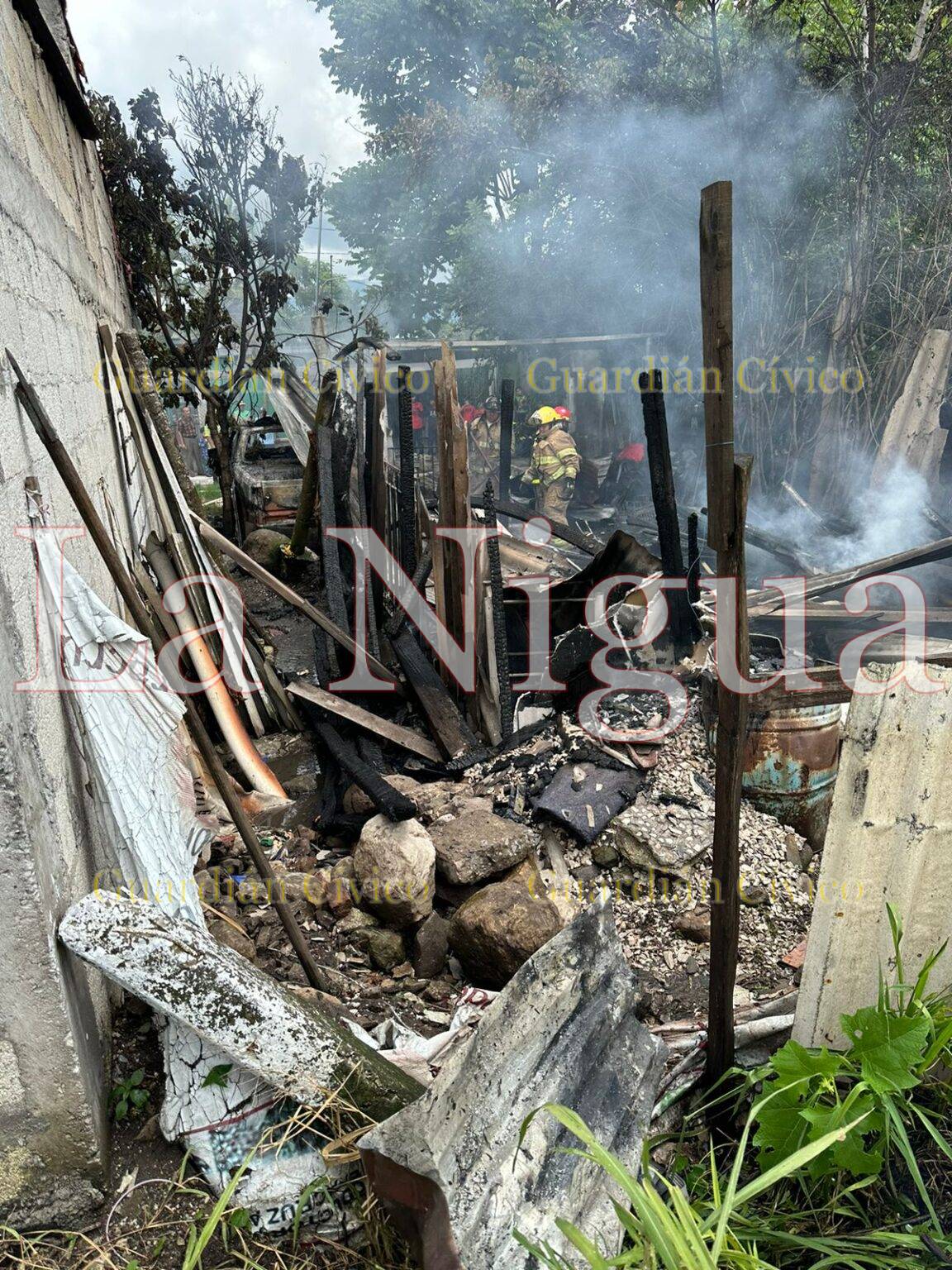 Vivienda es consumida por las llamas