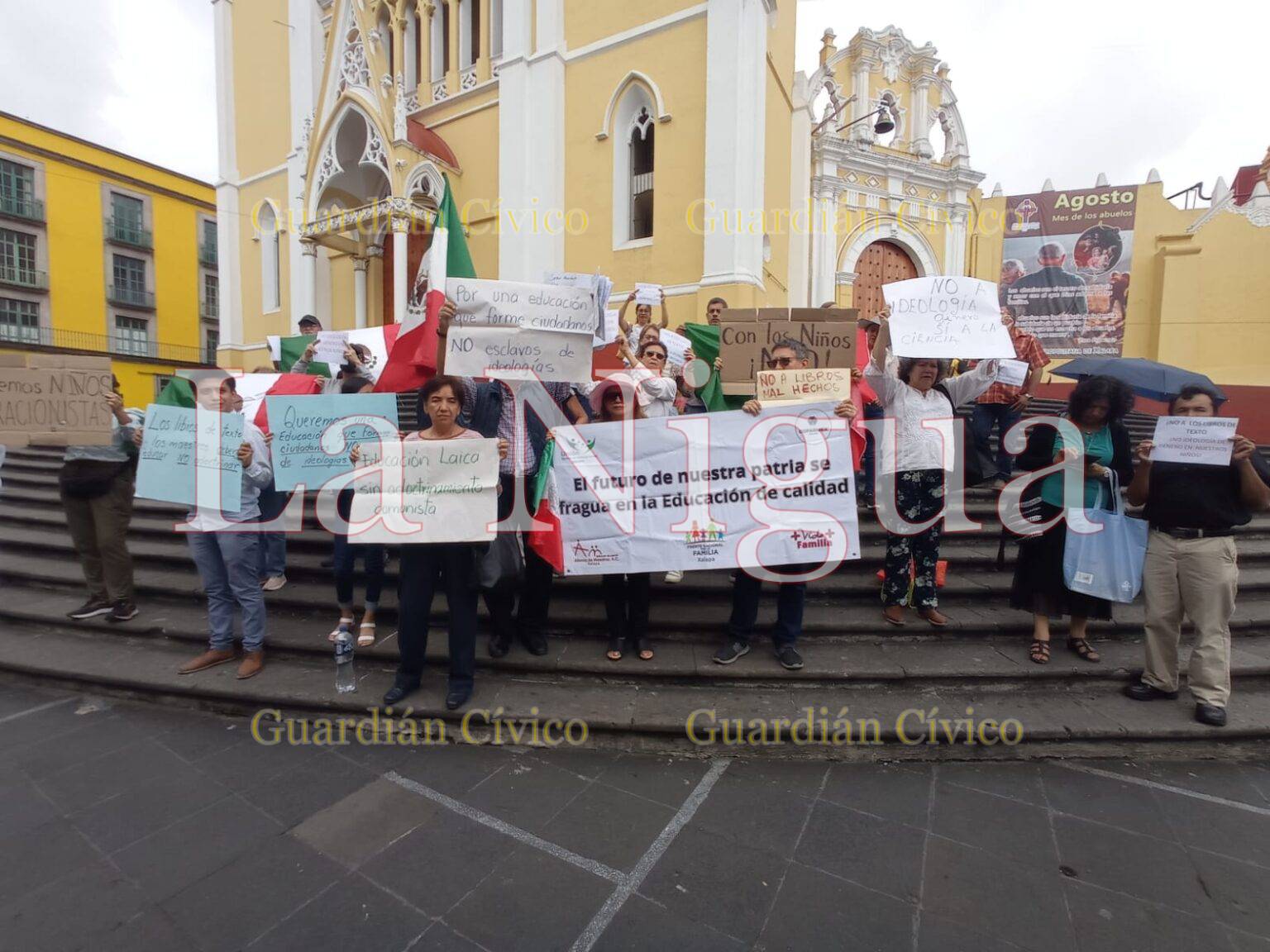 Se manifiestan Frente Nacional de la Familia y de la Alianza de Maestros contra libros de texto
