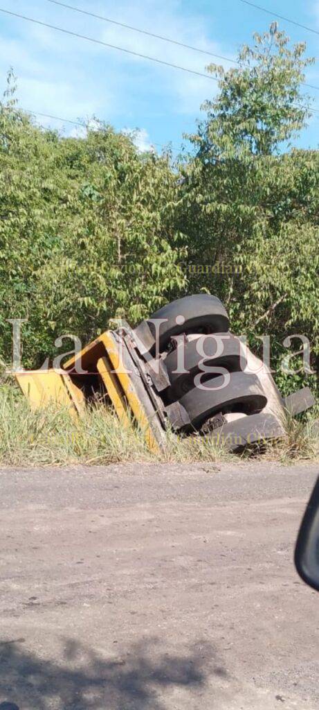 Aplanadora se sale de la carretera México – Tampico