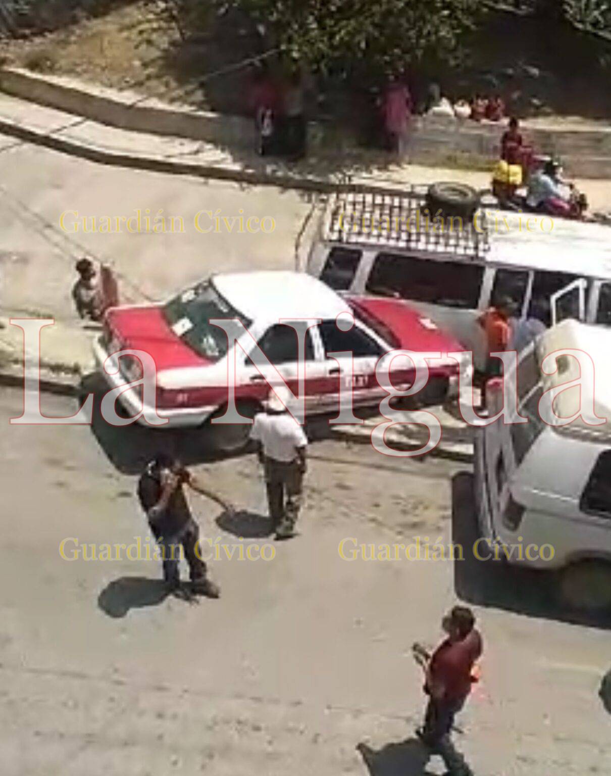 Taxista pierde el control y a punto estuvo de provocar un accidente