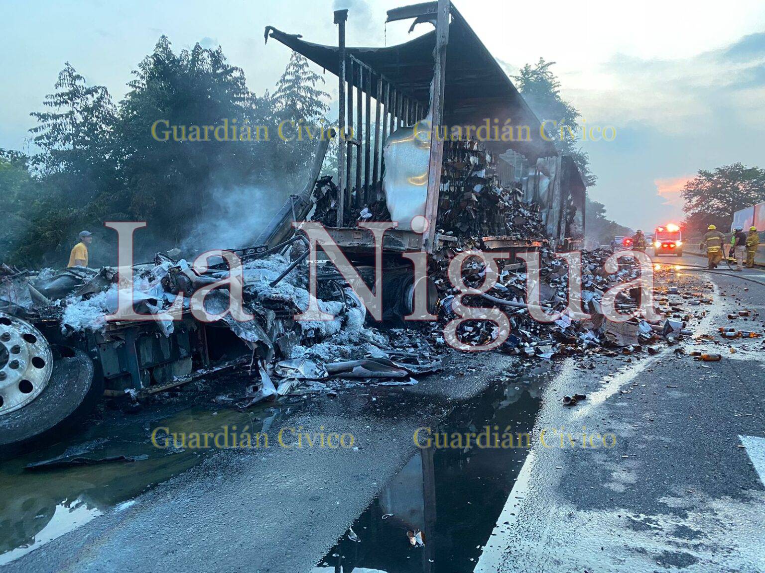 En el sur de Veracruz, un tráiler cargado de cerveza se incendió tras chocar por alcance sobre la autopista.