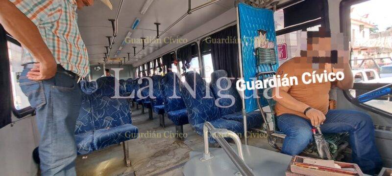 Enfermo mental aborda machete en mano y hace huir a pasajeros en Paso del Macho