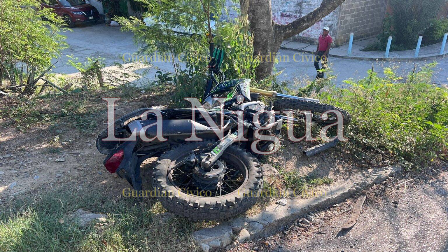 Acelerado motociclista provoca aparatoso percance