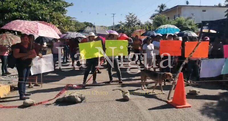 Bloquean pases de familia, la carretera en Espinal