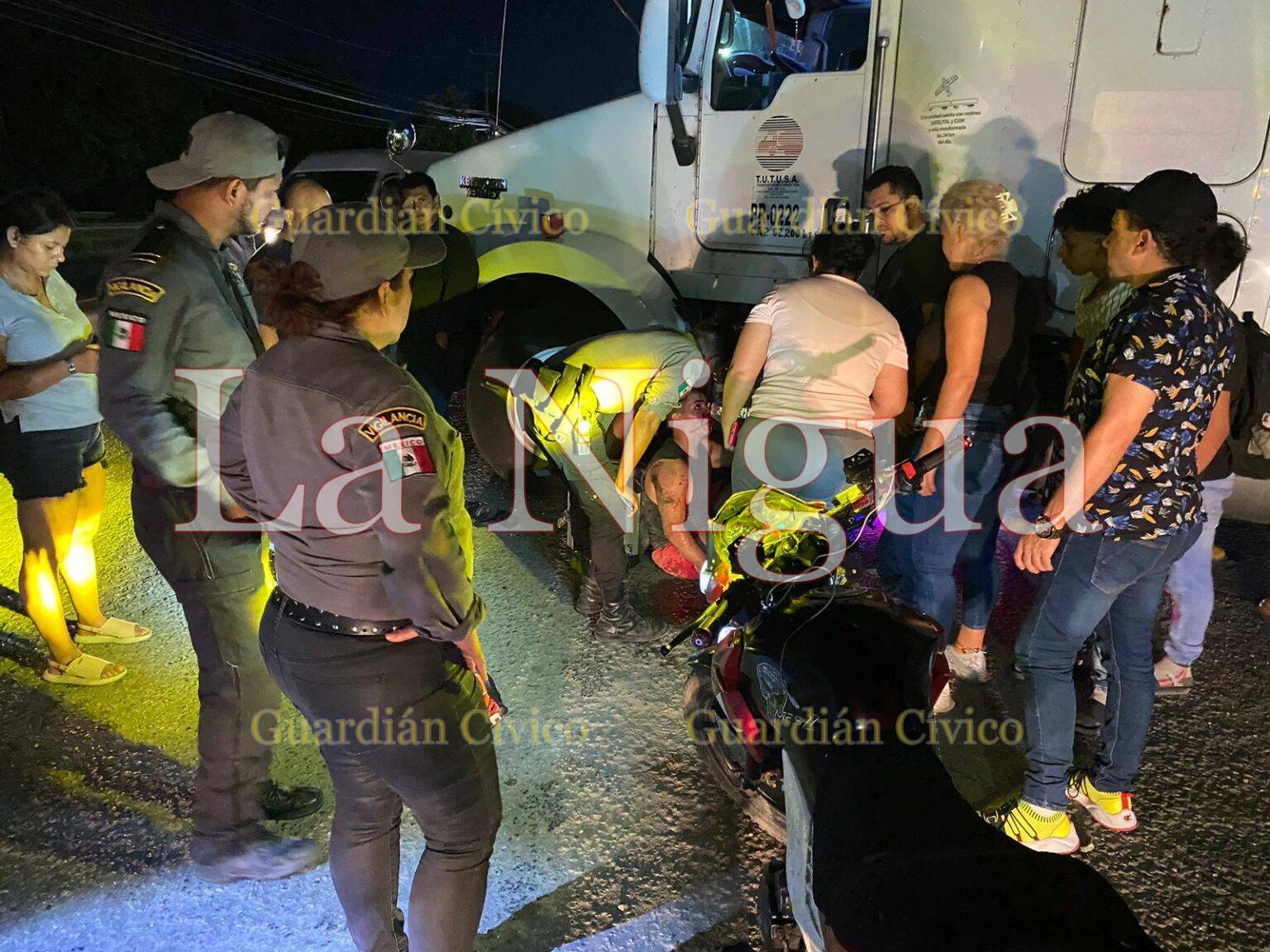 Motociclista resultó gravemente herido al impactarse en el costado de una pipa sobre la Avenida de la Industria