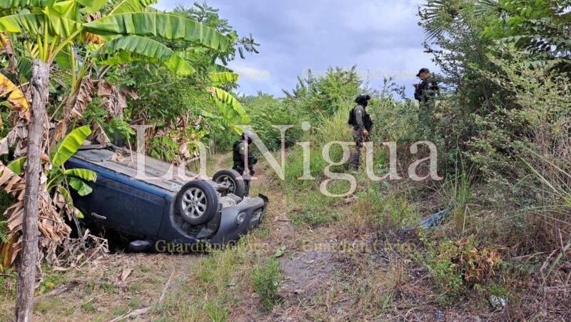 Vuelca vehículo; tripulantes se salvan de milagro