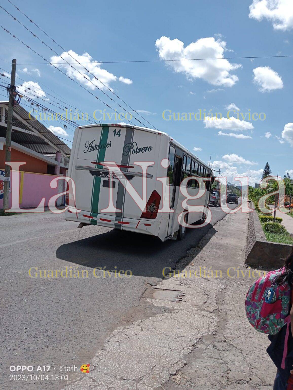 Chofer de autobús se rehúsa a subir pasajeros