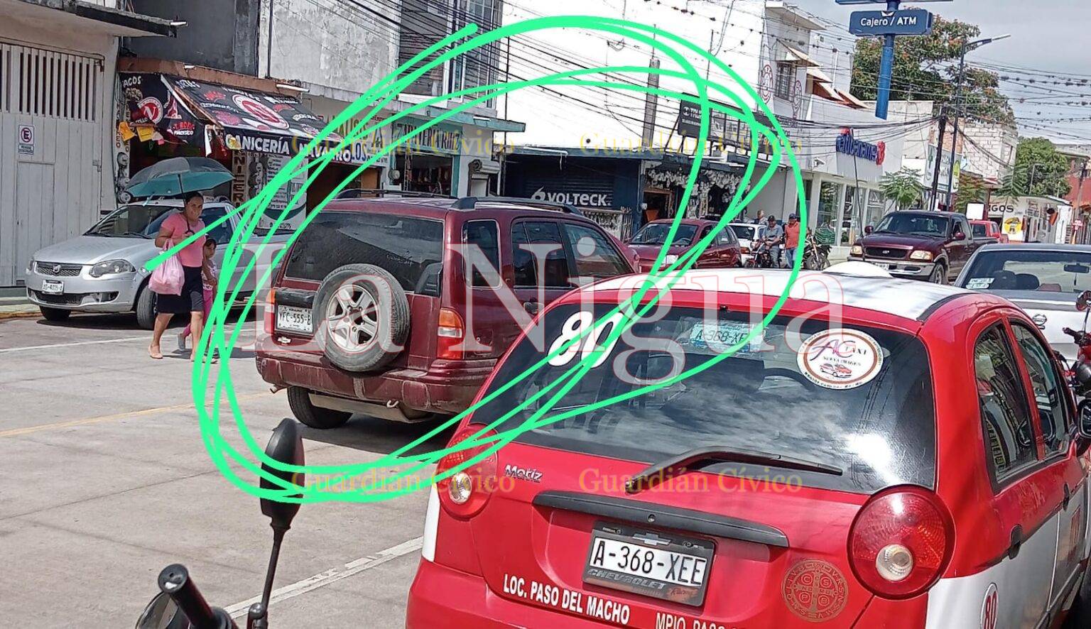 Conductora de camioneta tira motos estacionadas