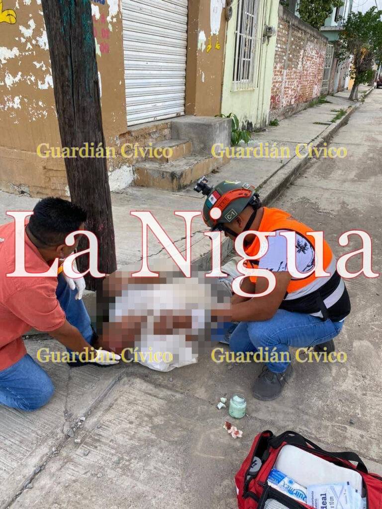 Auxilian a hombre tras caer de su propia altura