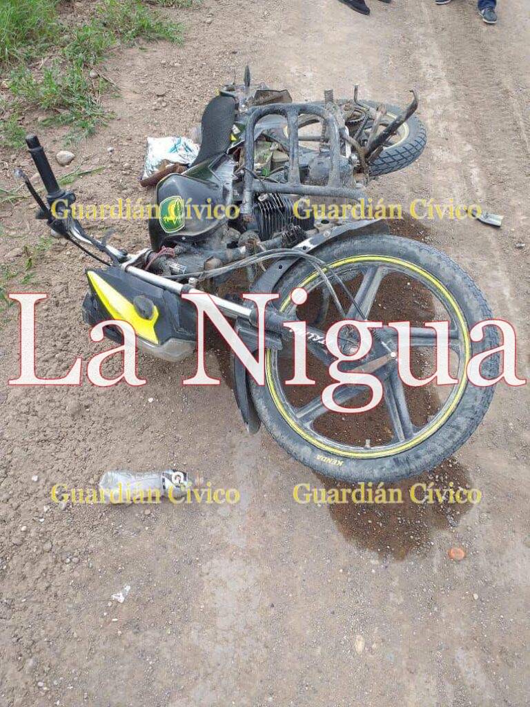 Pareja en moto lesionados tras chocar contra camioneta