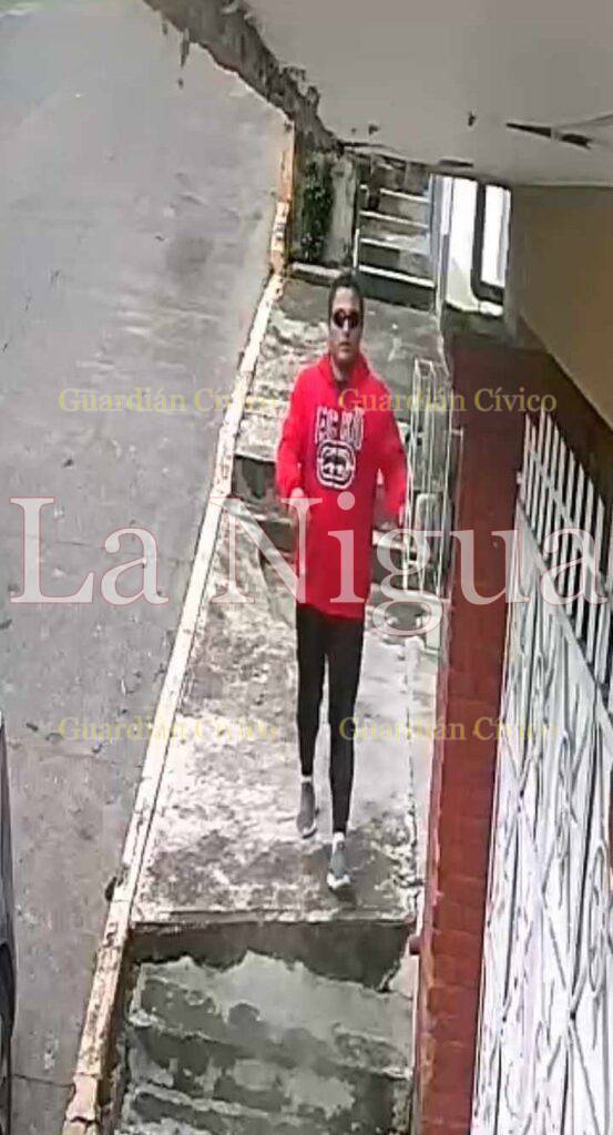 Buscan a sujeto que realiza vandalismo en casas de Córdoba.