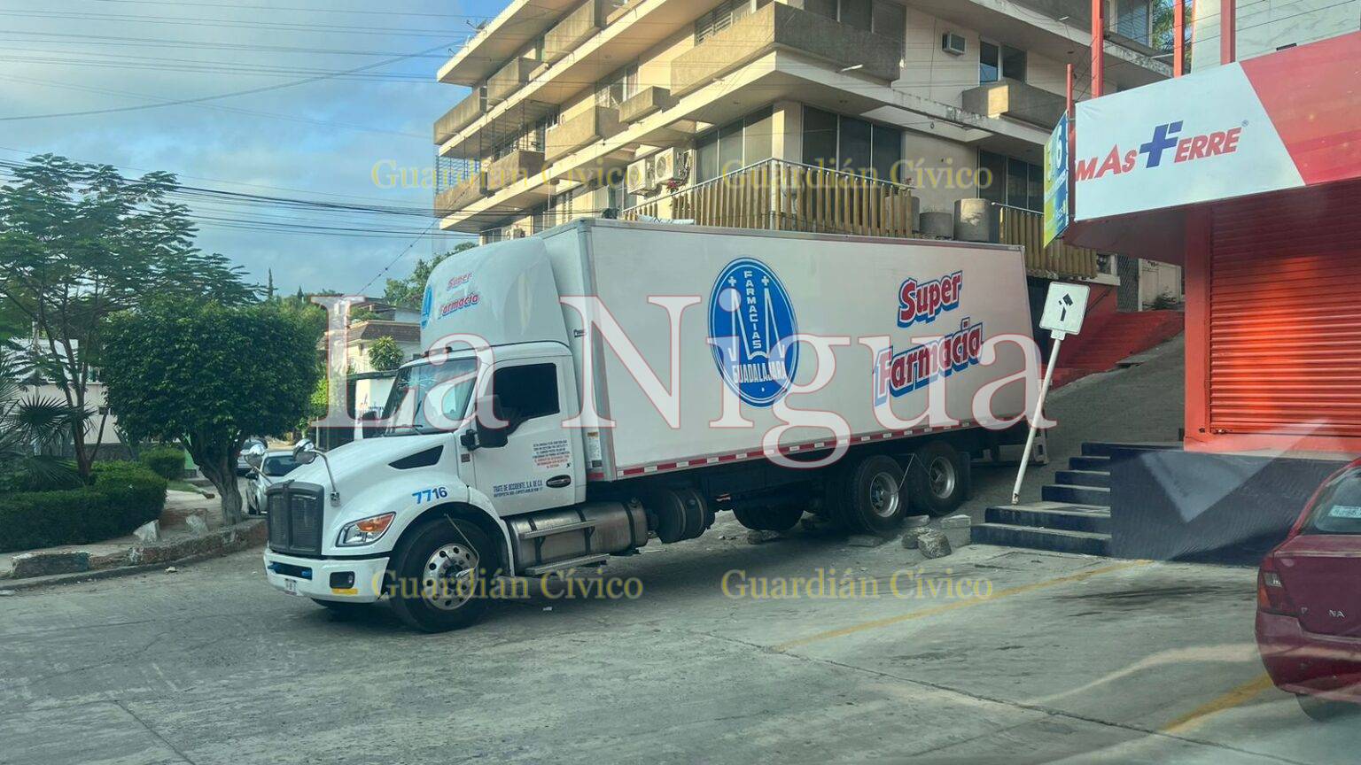 Camión bloquea céntrica calle tras atorarse en Tantoyuca
