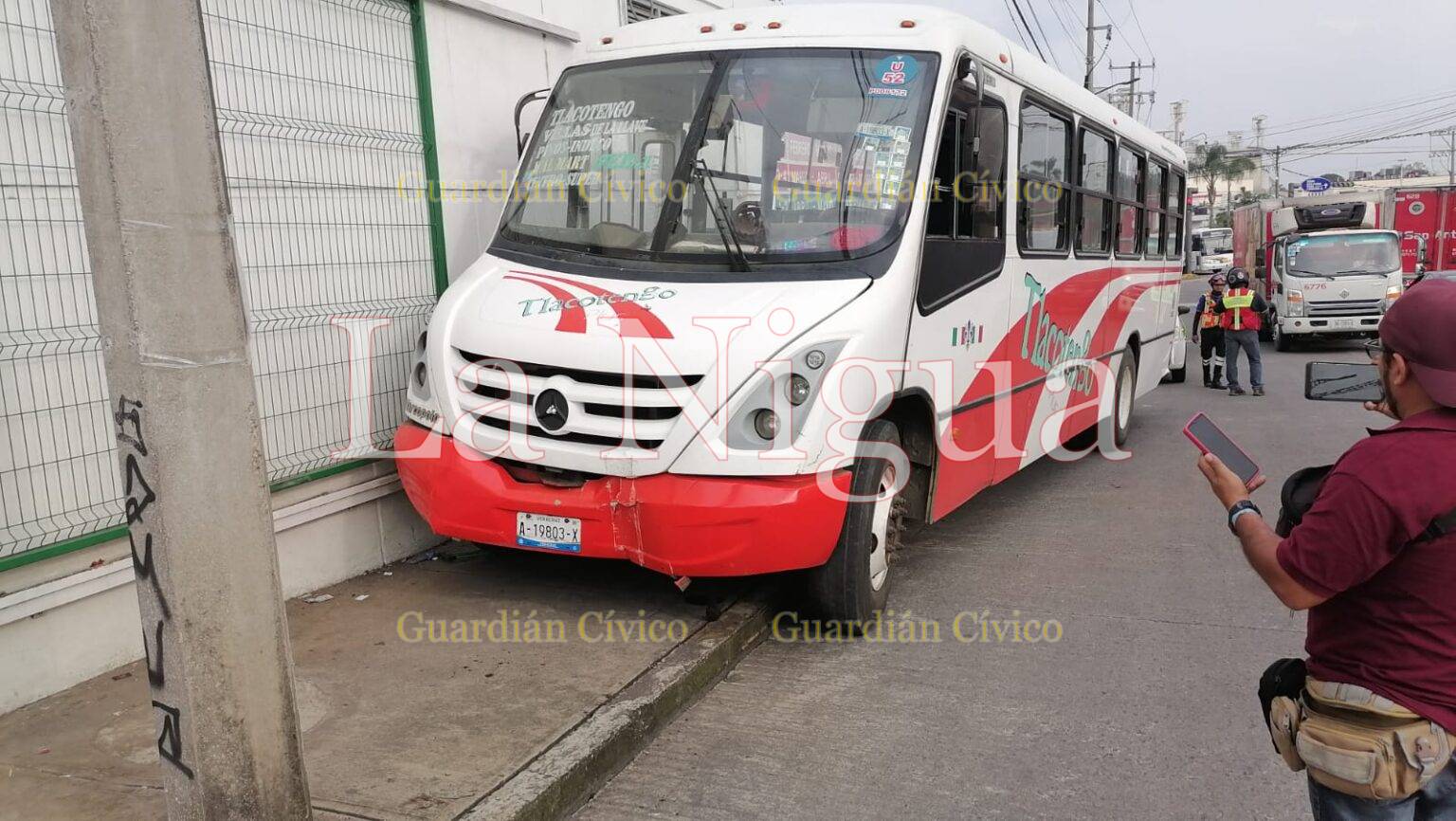 Autobús embiste a transeúntes; una mujer y su hija resultan seriamente lesionadas