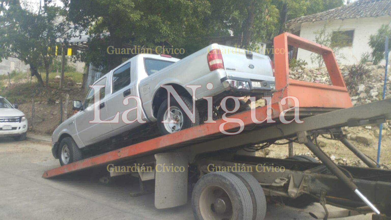 Aseguran vehículo del párroco por obstruir la entrada a una cochera