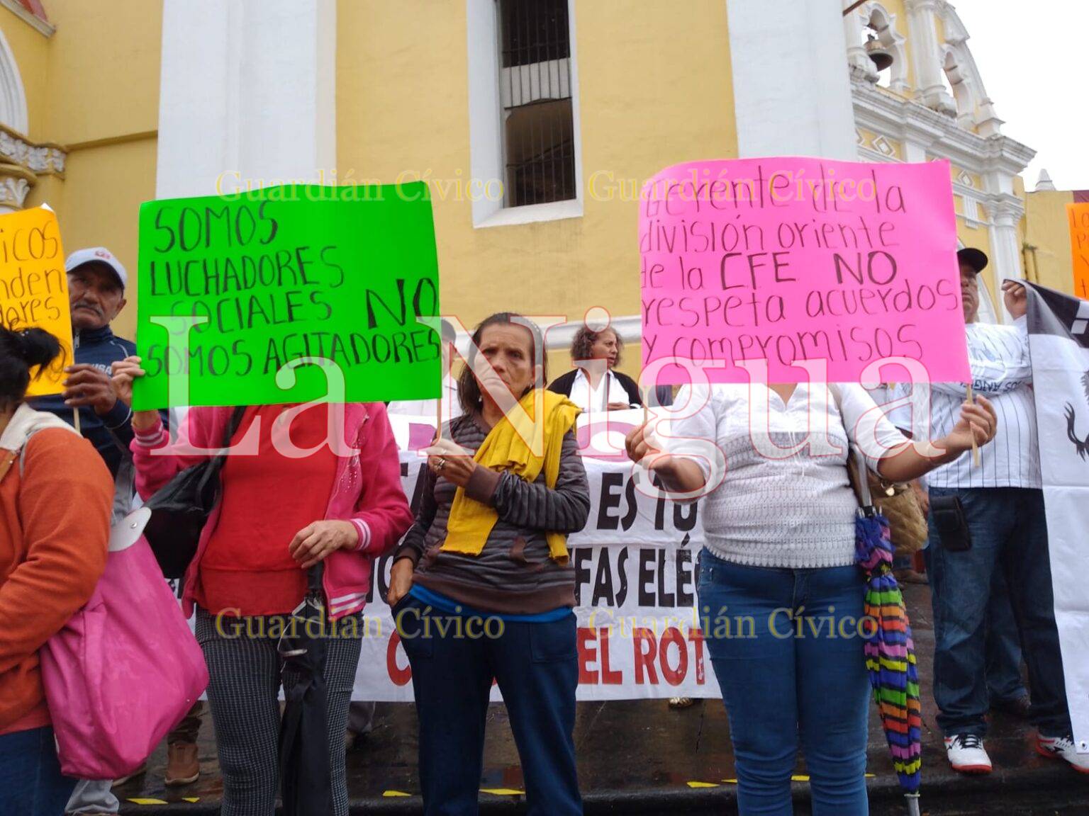 Integrantes de la Leyenda de Chucho el Roto se manifiestan en Xalapa; exigen informes sobre su líder desaparecido