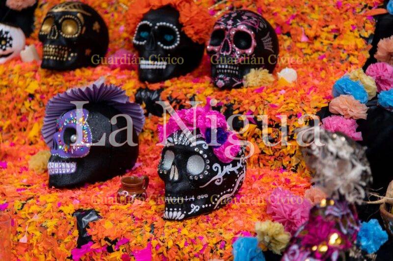 Autoridades inauguran y recorren exposición de altares en el parque 21 de Mayo