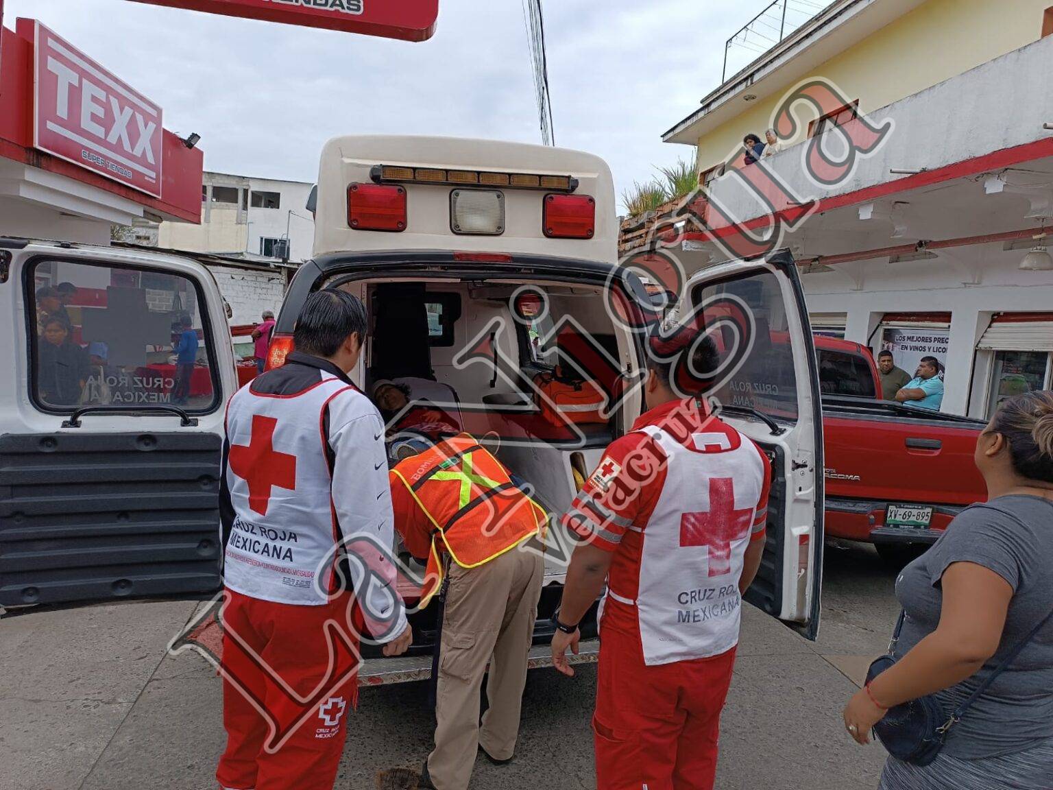 Mujer sufre posible trauma craneoencefálico al ser atropellada.