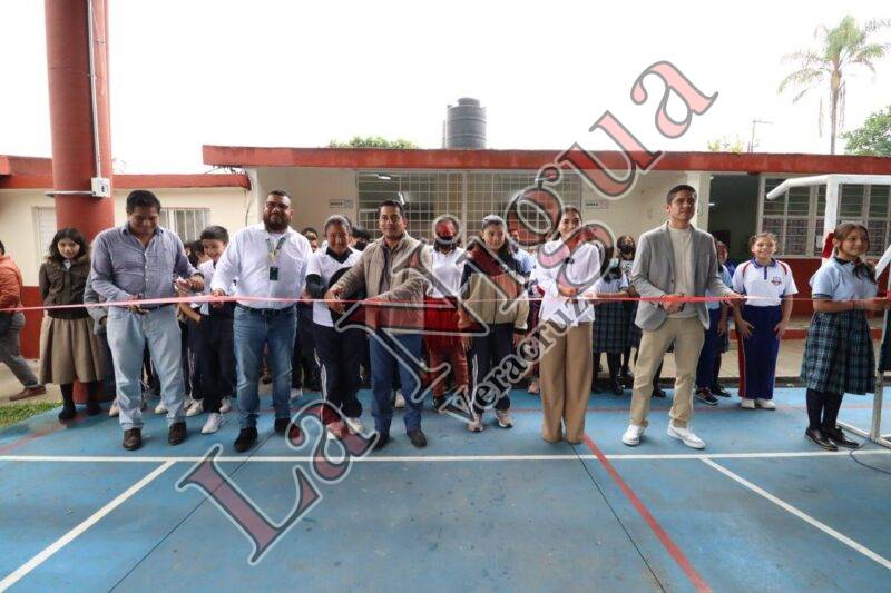 Inauguran Ayuntamiento de Fortín y Grupo Oxxo Rehabilitación de baños en escuela