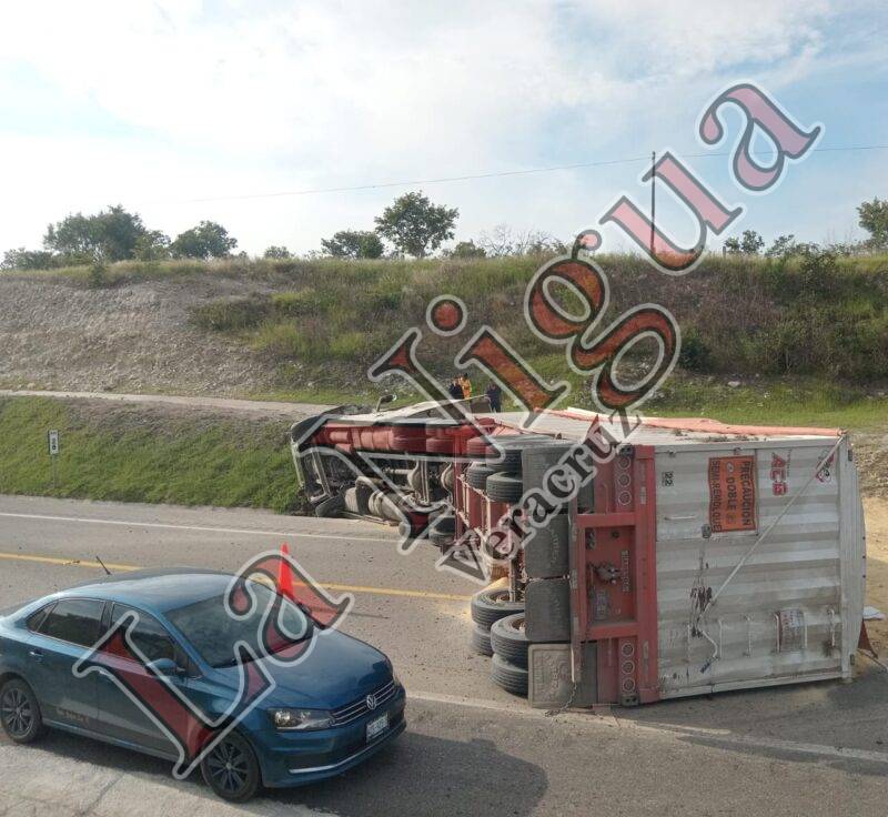 “Costalazo” de tráiler en González Tamaulipas