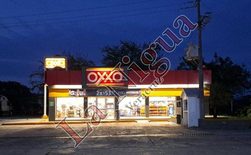 Le roban quincena y aguinaldo a empleado de Oxxo