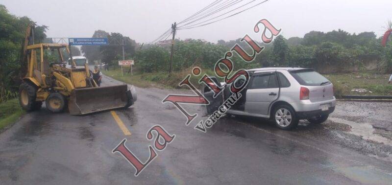 Se impacta una retroexcavadora contra automóvil en Tlapacoyan