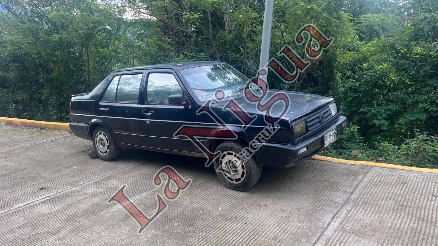 Abandonan vehículo tras incidente