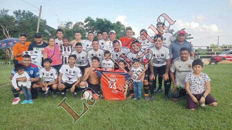 Equipo de fútbol rinde homenaje a joven mujer que murió en Las Choapas