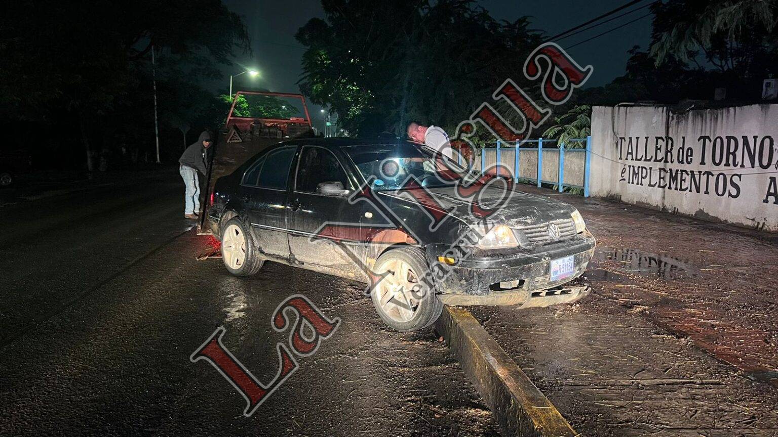 Aseguran vehículo tras chocar contra la guarnición de una banqueta