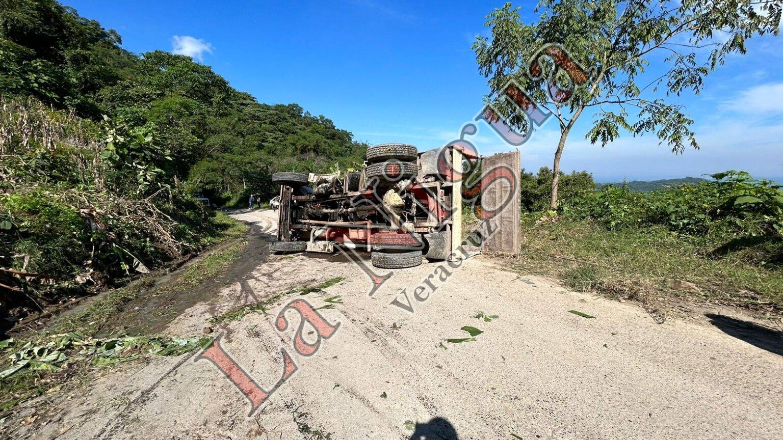 ADULTO MAYOR VOLCÓ EN UN CAMIÓN DE VOLTEO