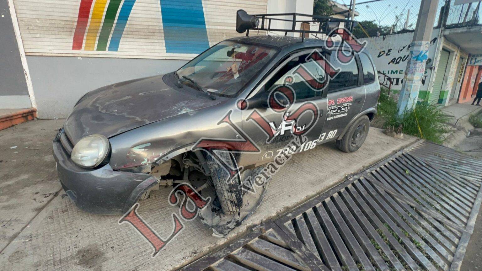 Taxista provoca aparatoso percance y huye