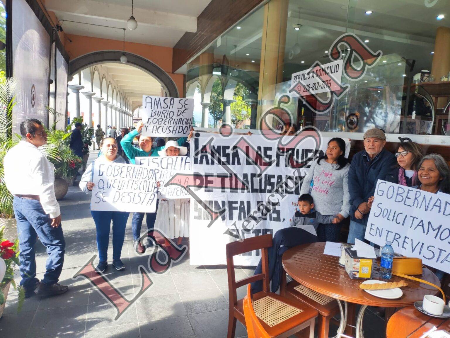 Cafetaleros esperan afuera de teatro al Gobernador Cuitláhuac