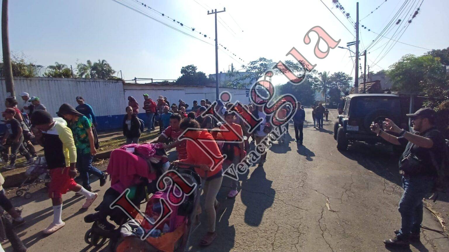 Caravana migrante sale de Amatlán para seguir su peregrinar a Estados Unidos