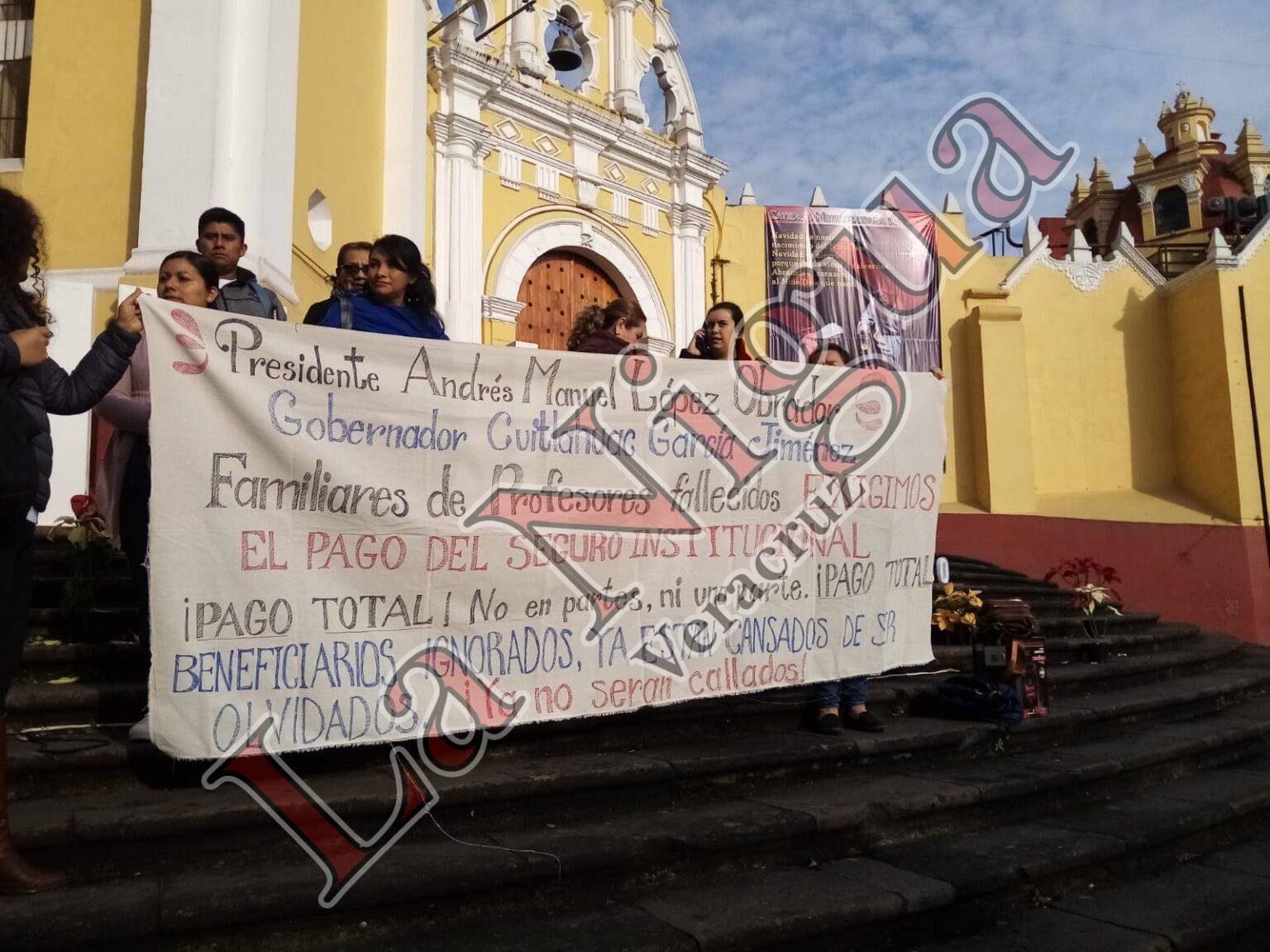 Familiares de docentes fallecidos hace 12 años exigen pago de seguros de vida