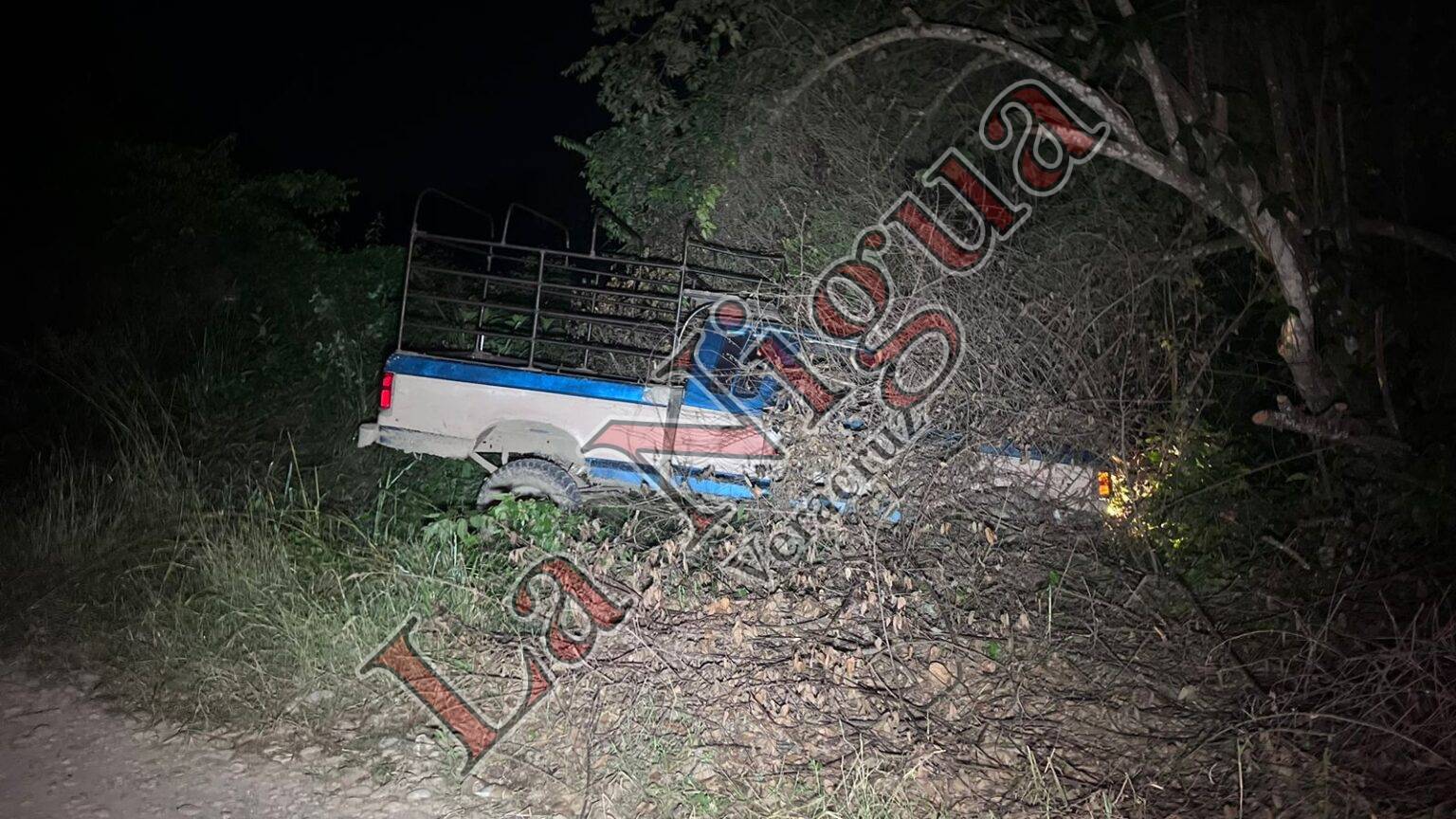 Ebrio transportista provoca percance en camino vecinal