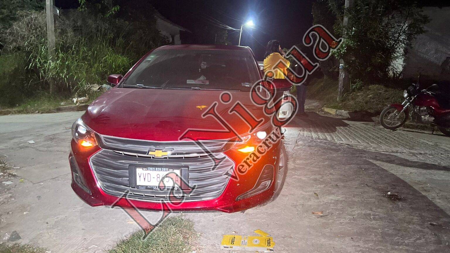 Ebria mujer provoca choque e intenta darse a la fuga