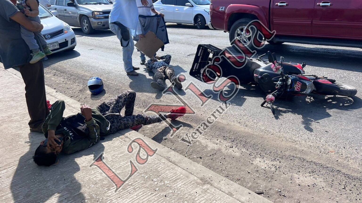 Motociclistas resultan lesionados en aparatoso choque