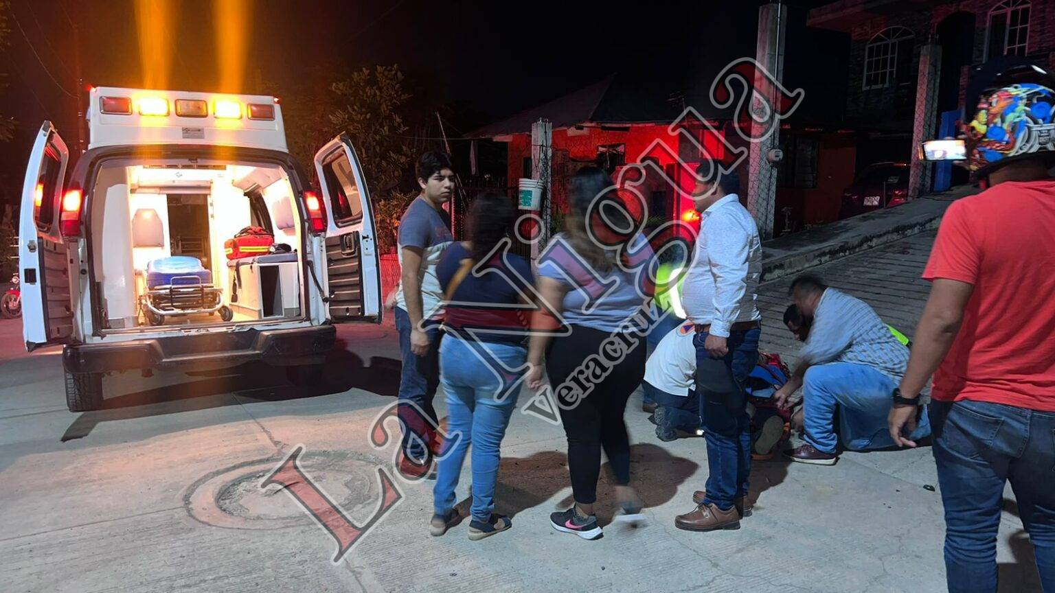 Auxilian a hombre tras caer de una camioneta en movimiento