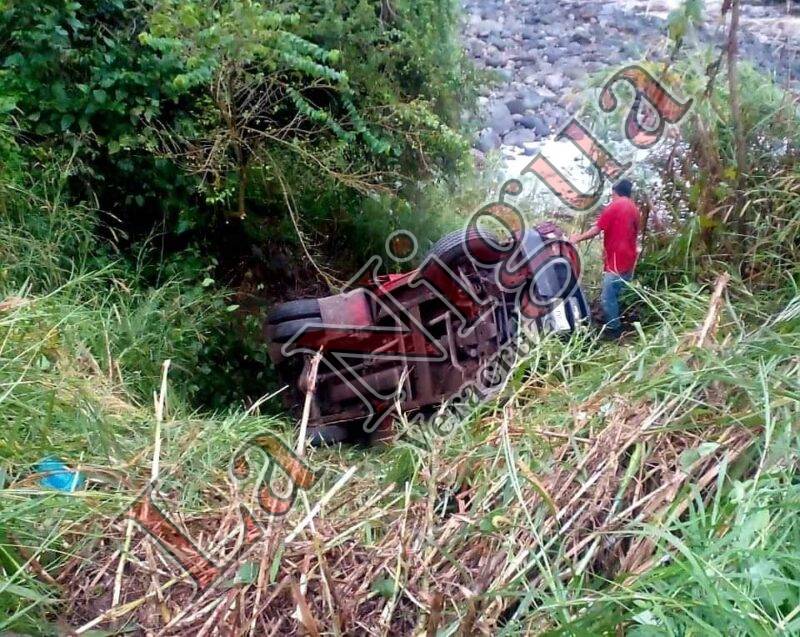 Vuelca camioneta con cortadores de caña en “Puente Viejo”