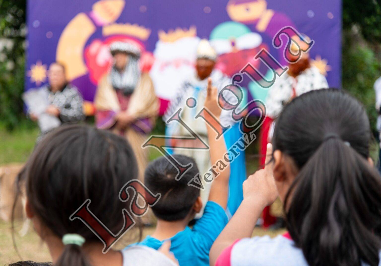 Entregan autoridades y Reyes Magos juguetes en ocho colonias