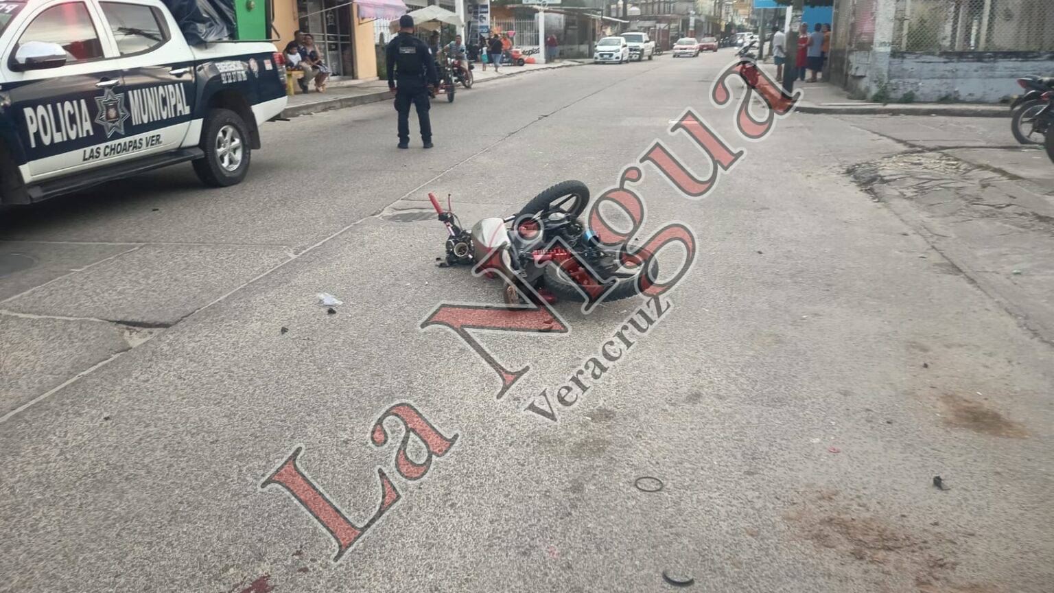 FUERTE COLISIÓN: DOS MOTOCICLISTAS LESIONADOS, UNO EN ESTADO GRAVE