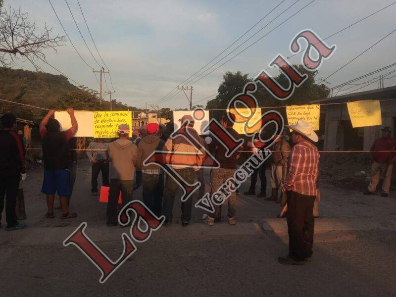 Bloquean carretera Chote – Coyutla a la altura de #Arenal