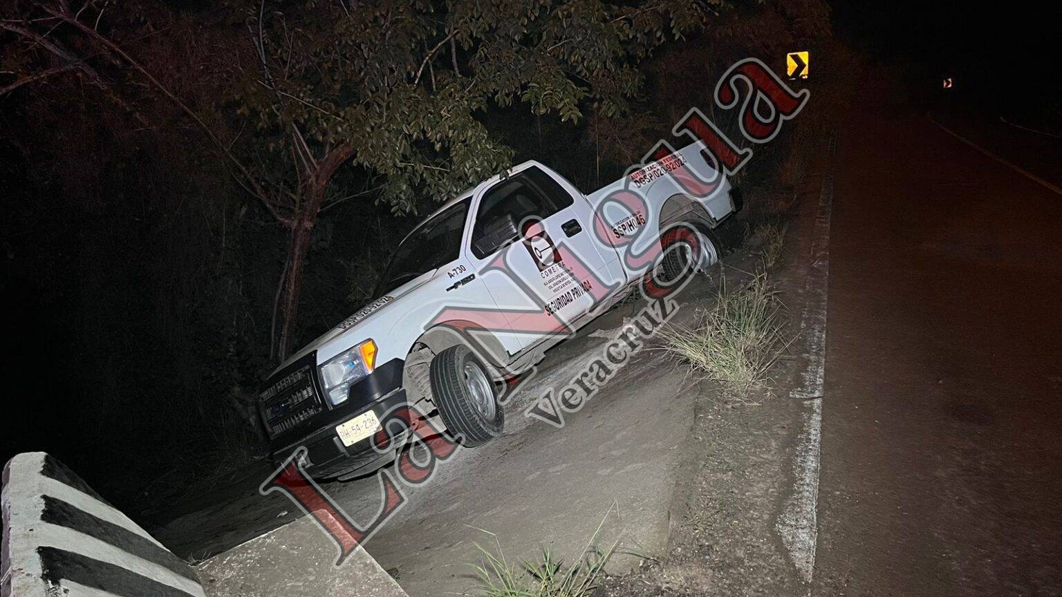 Camioneta de Cometra termina fuera de la carretera y a punto de volcar