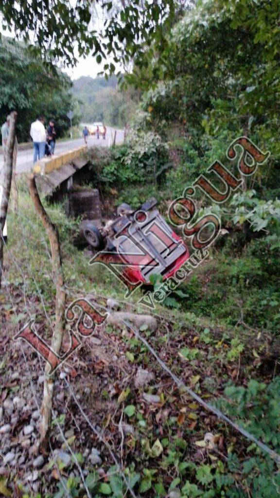 Muere hombre en aparatosa volcadura en Ixhuatlán de Madero