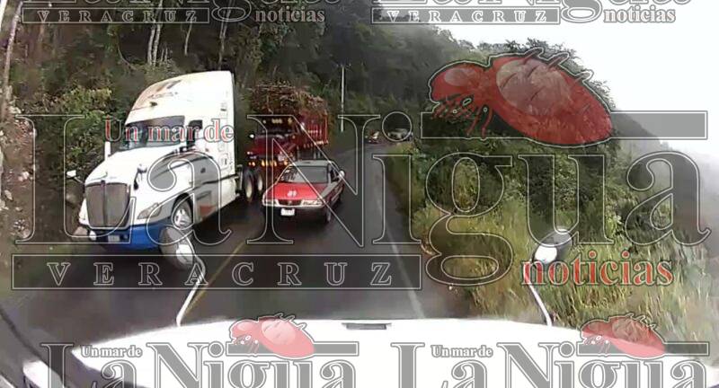 Taxi rebasando provoca salida de tráiler pollero