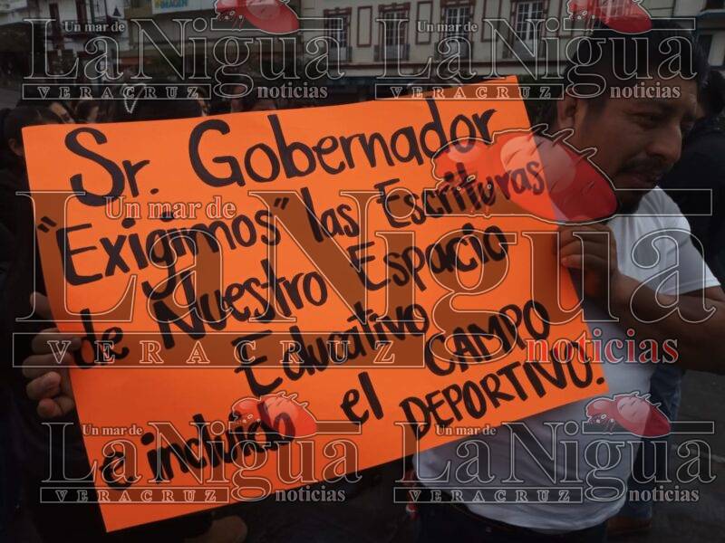 Padres de familia y estudiantes de la Escuela Secundaria General Número 6 exigen escrituras del plantel educativo en Xalapa