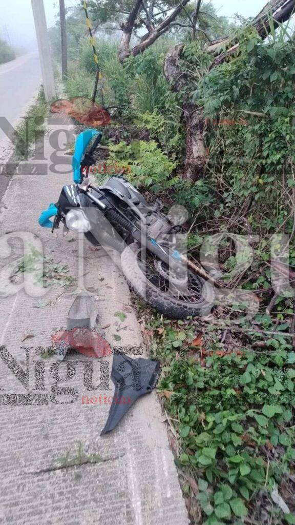 Dos motociclistas graves en accidente en carretera Cuichapa Nanchital