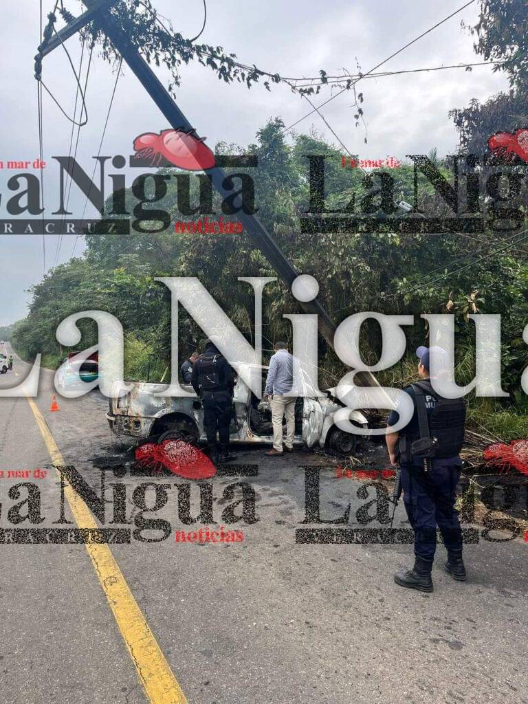 Borrachazo de regidor de Chinameca, choca vehículo oficial